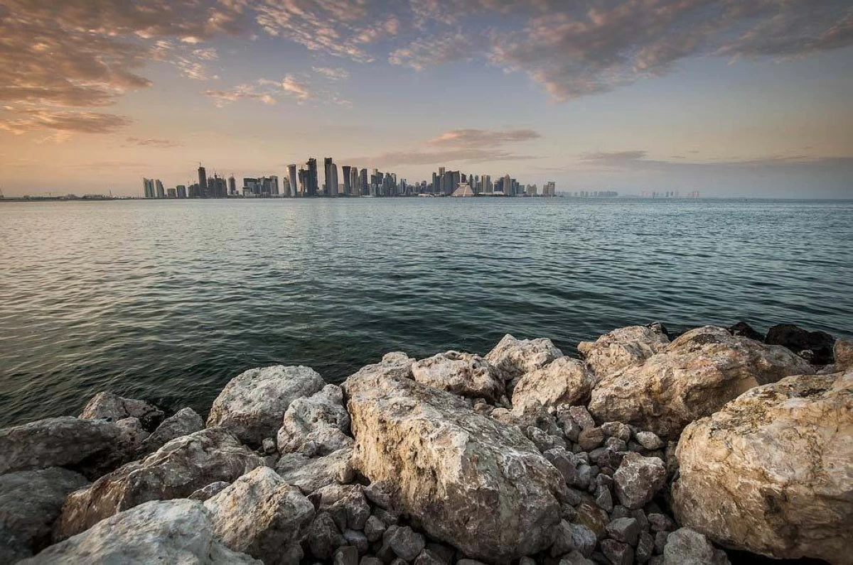 وتحذر الأرصاد الجوية من هبوب رياح قوية وارتفاع الأمواج على بعض مناطق البحر هذه الليلة