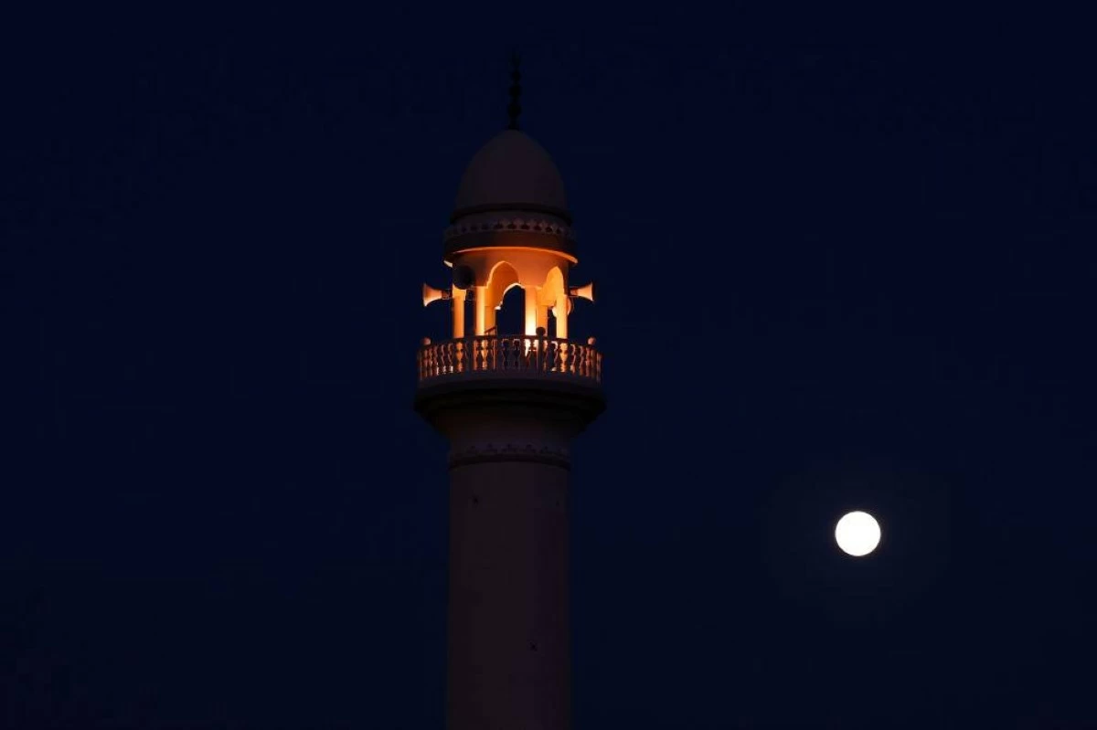 صوره – تقف مئذنة مسجد سوق واقف شامخة، والقمر يضيء سماء الدوحة. “فيسبوك”