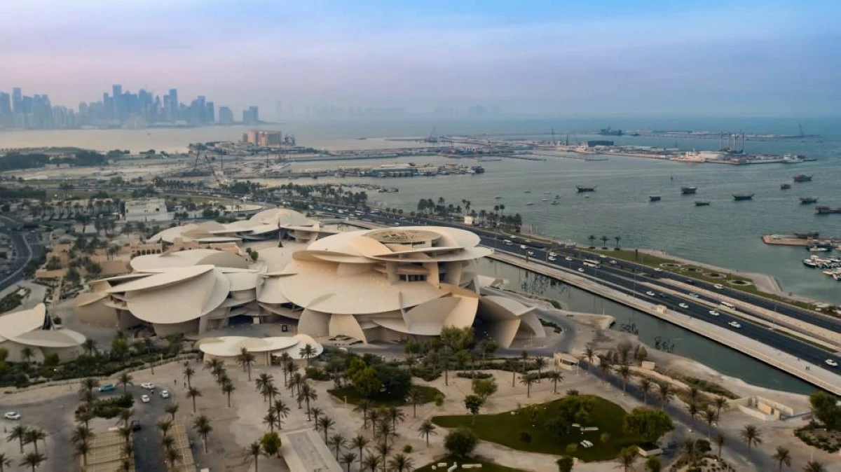 وتوقعت الأرصاد الجوية أن يكون الطقس حارا نسبيا نهارا وغائما جزئيا على البحر