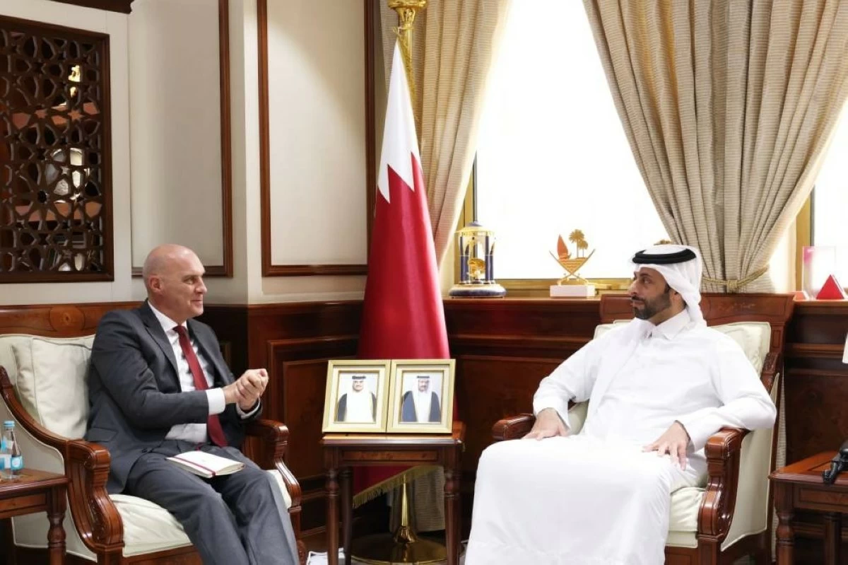 وزير البلدية يجتمع مع سفير مملكة هولندا لدى الدولة