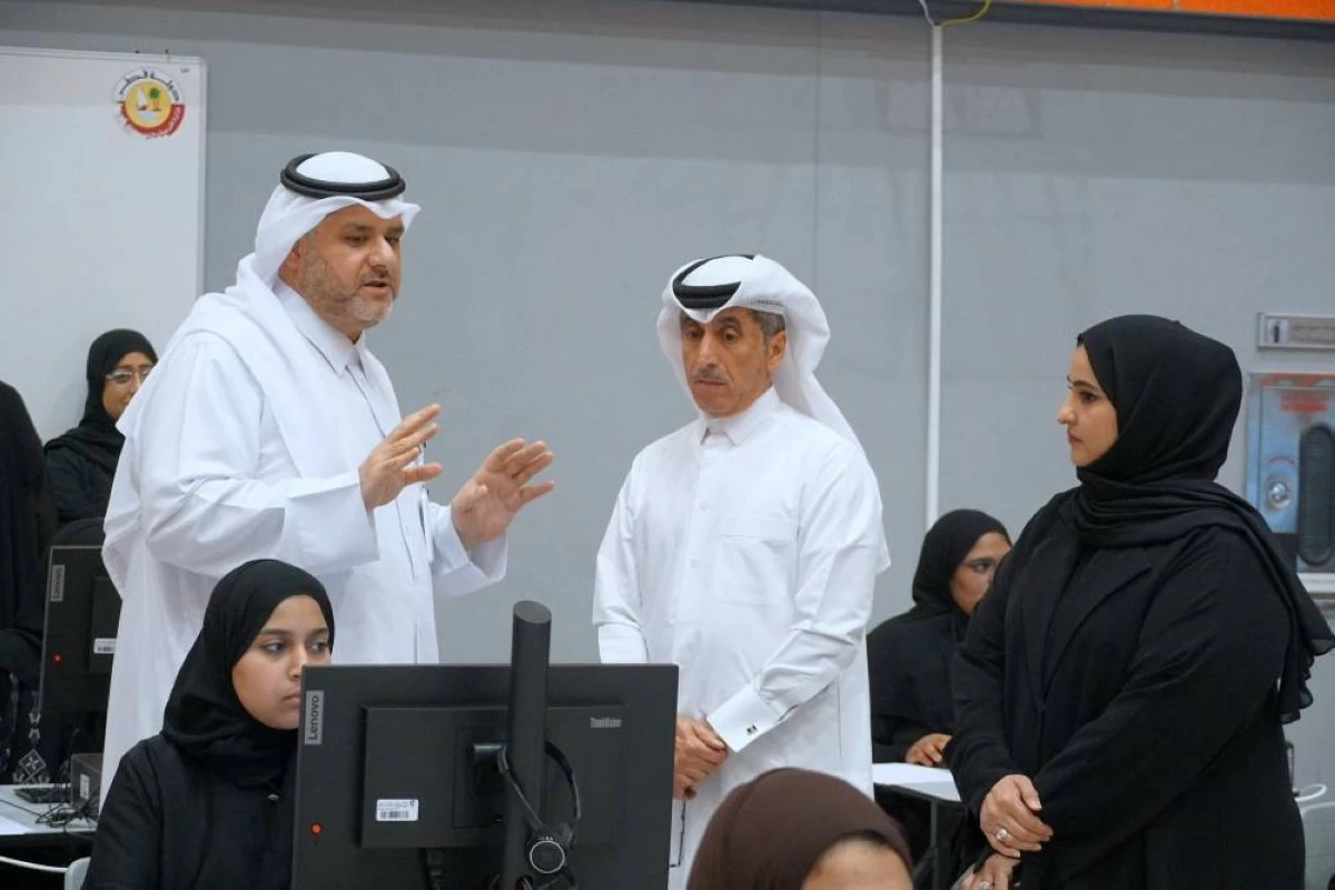 وكيل وزارة التعليم والتعليم العالي يتفقد اختبارات القبول بمدرسة قطر للعلوم والتكنولوجيا للبنات