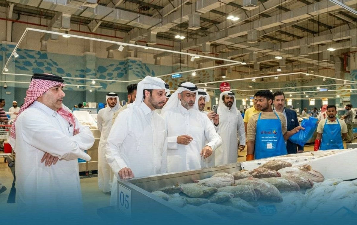 وزير البلدية يجري جولة تفقدية للوقوف على جاهزية المنشآت الإنتاجية والتسويقية