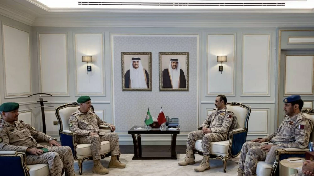 رئيس أركان القوات المسلحة القطرية يجتمع مع قائد القيادة العسكرية الموحدة
