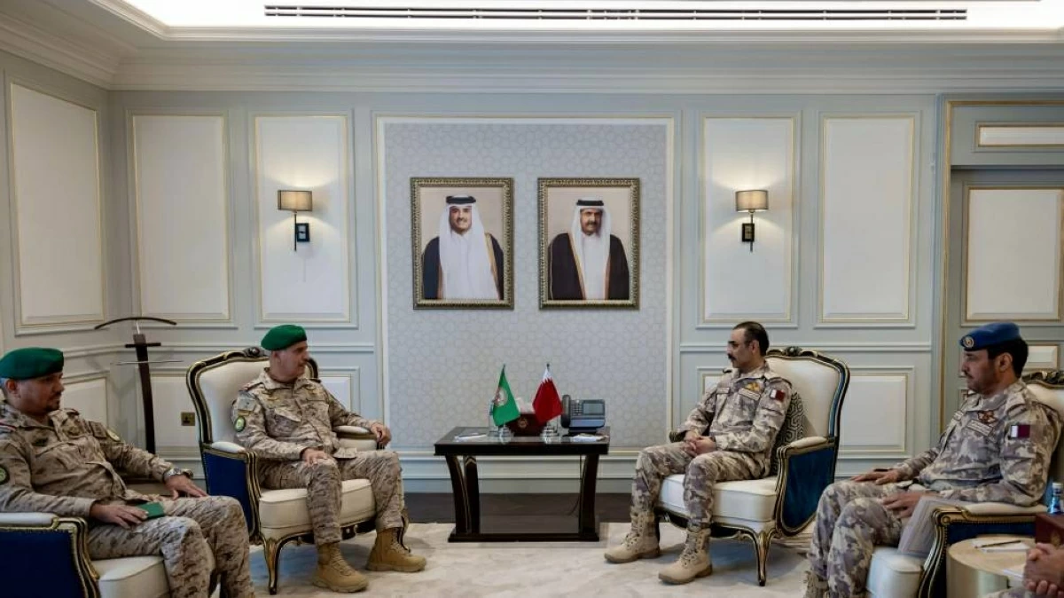 رئيس أركان القوات المسلحة القطرية يجتمع مع قائد القيادة العسكرية الموحدة