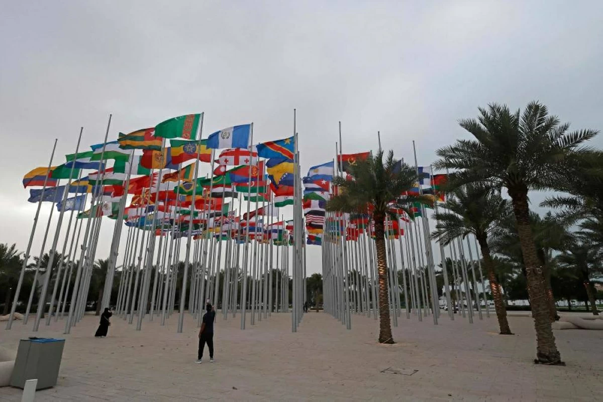 صوره – وفي ساحة الأعلام على كورنيش الدوحة ترفرف أعلام الدول.