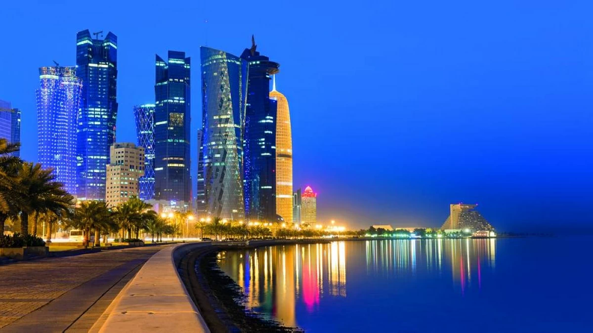 صوره – أبراج الدفنة من أشهر معالم الدوحة التي تتلألأ ليلاً.