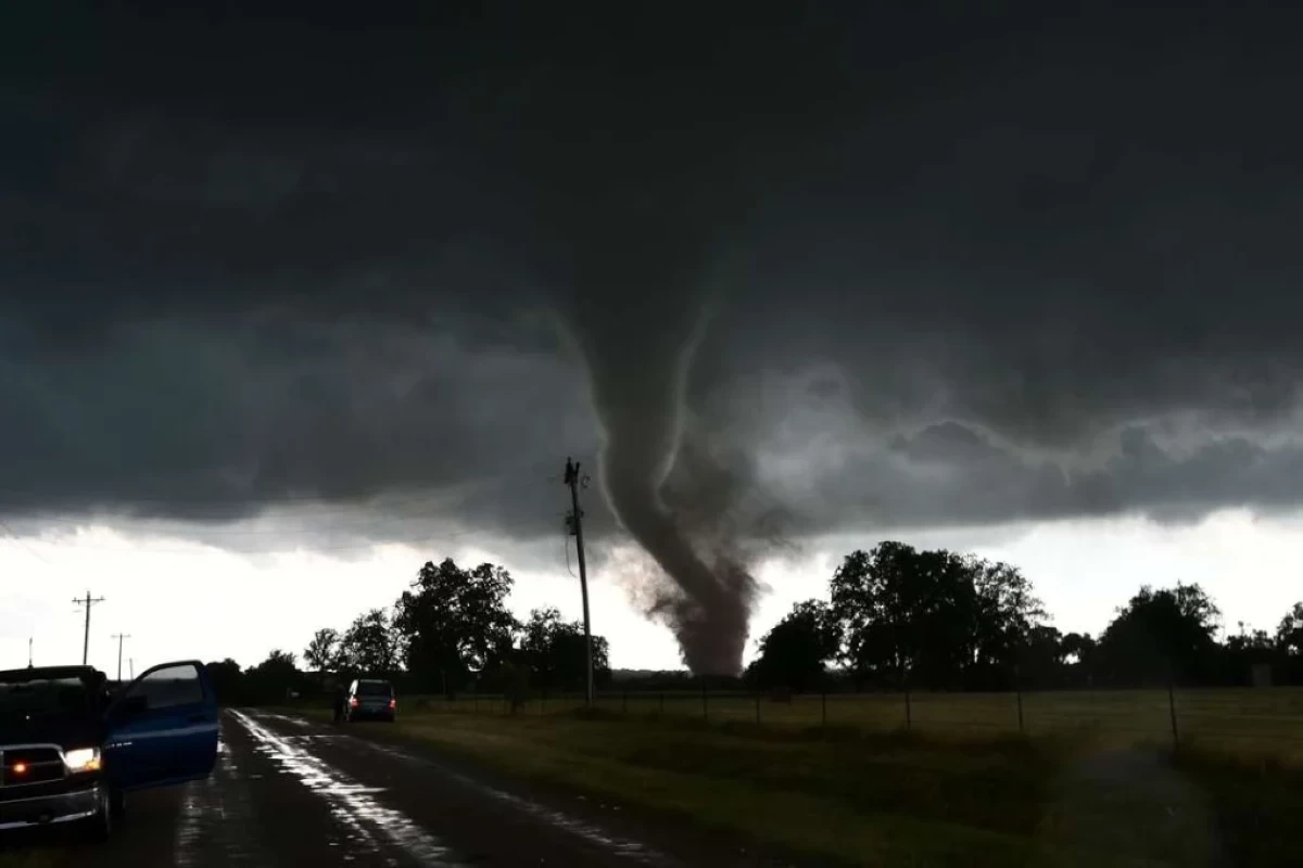 عالم الجريمة – إعصار قوي يدمر المنازل ويغلق الطرق في ولاية أوكلاهوما الأمريكية