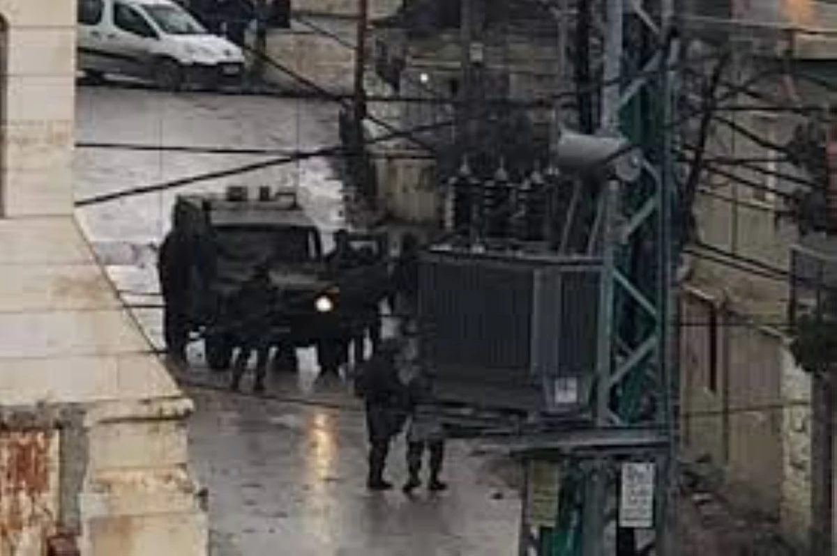 وأصيب طفل فلسطيني بالرصاص الحي، فيما أصيب العشرات بحالات اختناق