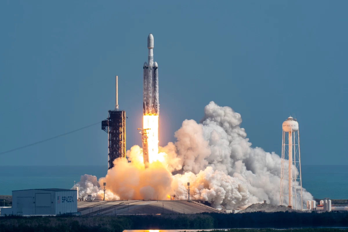 اخبار التكنولوجيا – أطلقت شركة SpaceX صاروخها Falcon Heavy في أول مهمة لها منذ 18 شهرًا