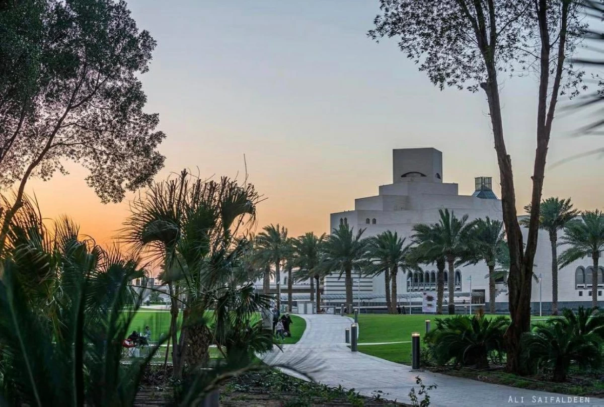 طقس حار نسبياً على الساحل مع ظهور بعض السحب على الساحل