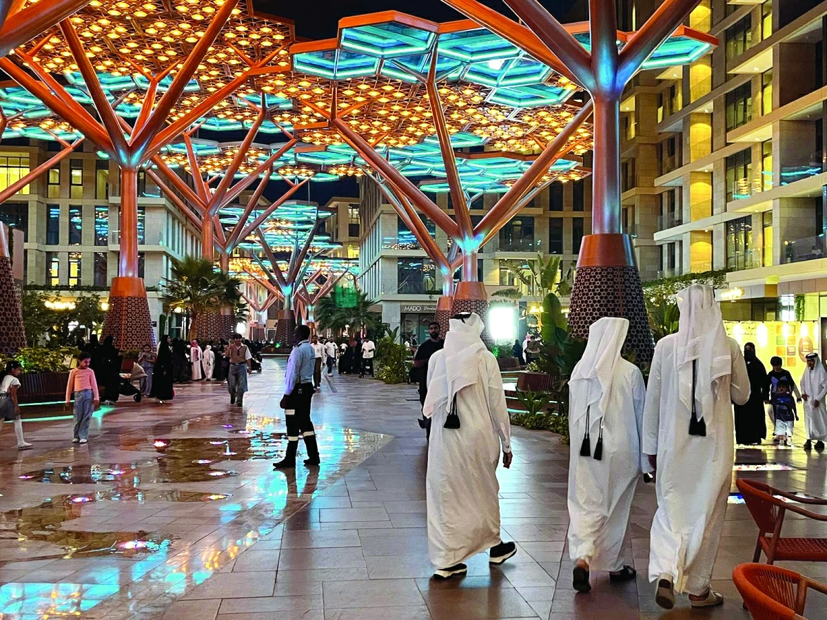 صوره – الممشى الكريستالي الخارجي المكيف بجزيرة جيوان
