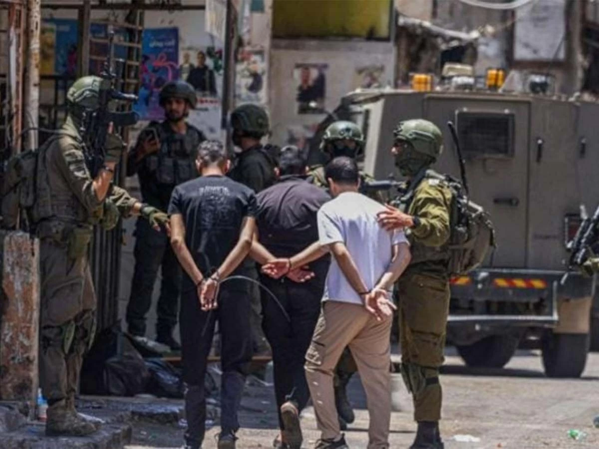 شن الاحتلال الإسرائيلي حملة اعتقالات طالت 17 فلسطينيا من الضفة الغربية
