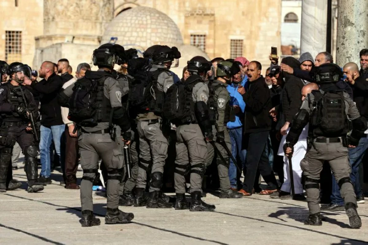 قوات الاحتلال تفرض قيودًا مشددة على المسجد الأقصى وتعتدي على المصلين فجرًا