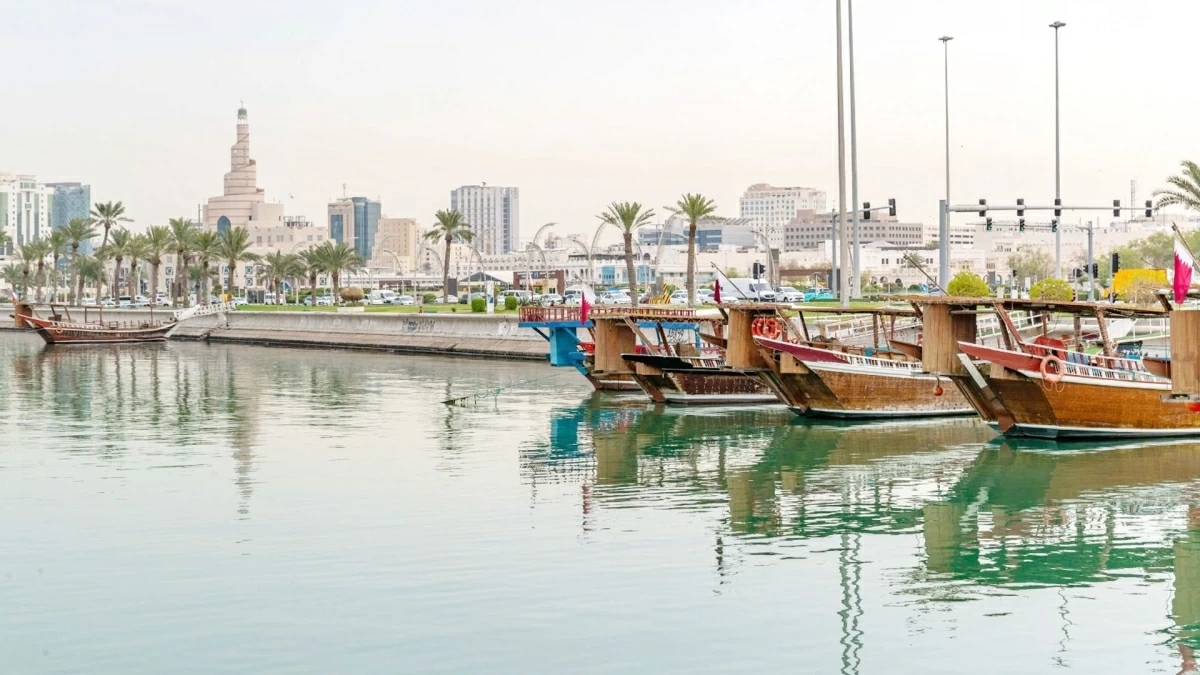 طقس حار نسبيا نهارا على الساحل ورياح قوية على البحر طقس حار نسبيا نهارا على الساحل ورياح قوية على البحر