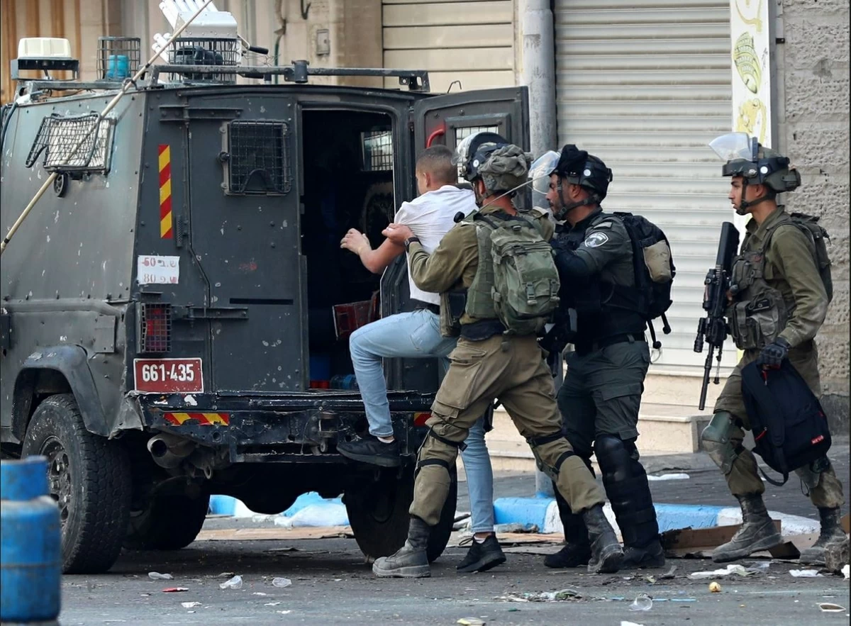 اعتقال (40) فلسطينياً، بينهم امرأتان وفتاة، في الضفة الغربية اعتقال (40) فلسطينياً، بينهم امرأتان وفتاة، في الضفة الغربية