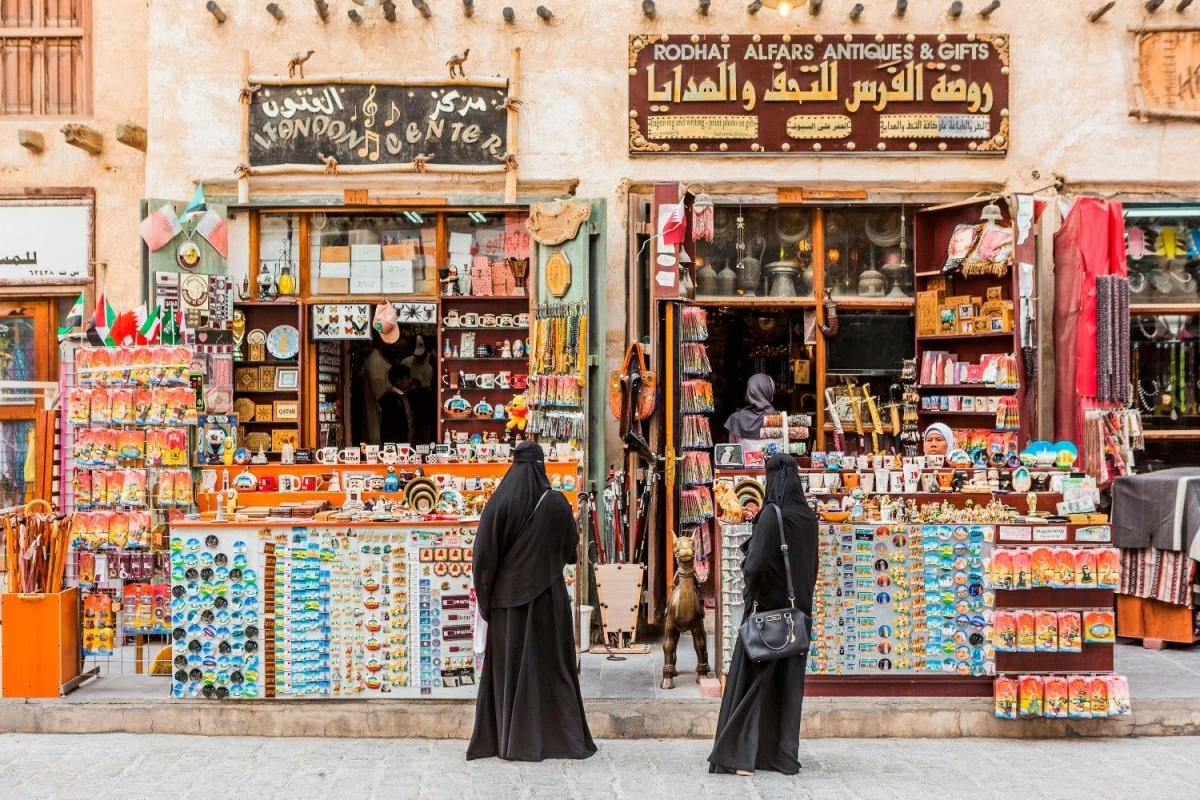 صوره – تضم متاجر سوق واقف التحف والهدايا التذكارية التي تعكس التراث القطري، مثل: الدلة، والخناجر، ومجسمات القلاع، والمصابيح العربية، والأجهزة القديمة.