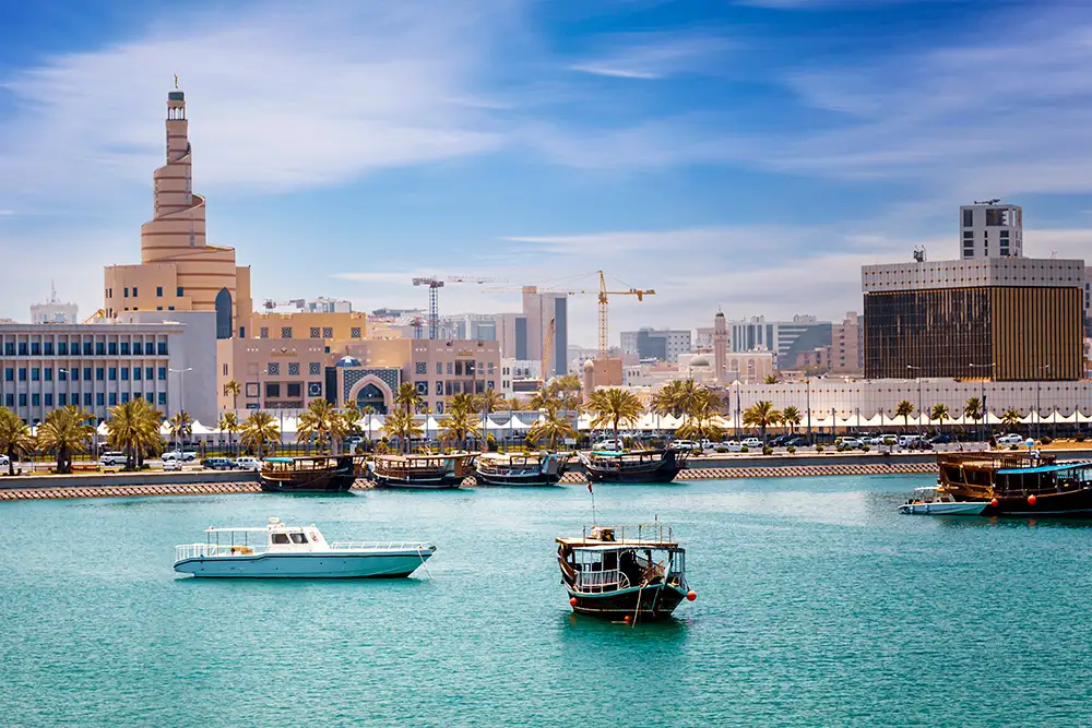 طقس حار نهاراً على الساحل وصافٍ في البحر