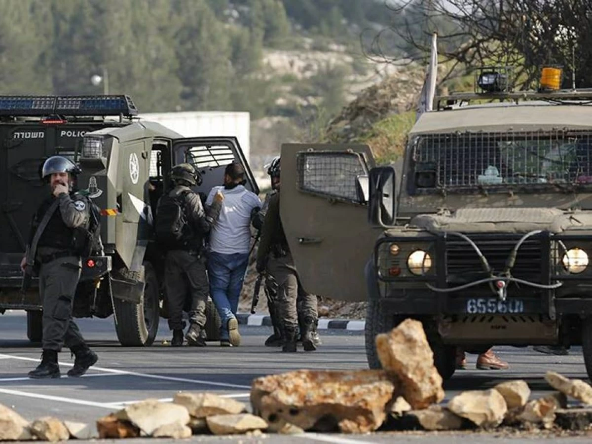 الاحتلال الإسرائيلي يعتقل عدداً من الفلسطينيين في الضفة الغربية الاحتلال الإسرائيلي يعتقل عدداً من الفلسطينيين في الضفة الغربية