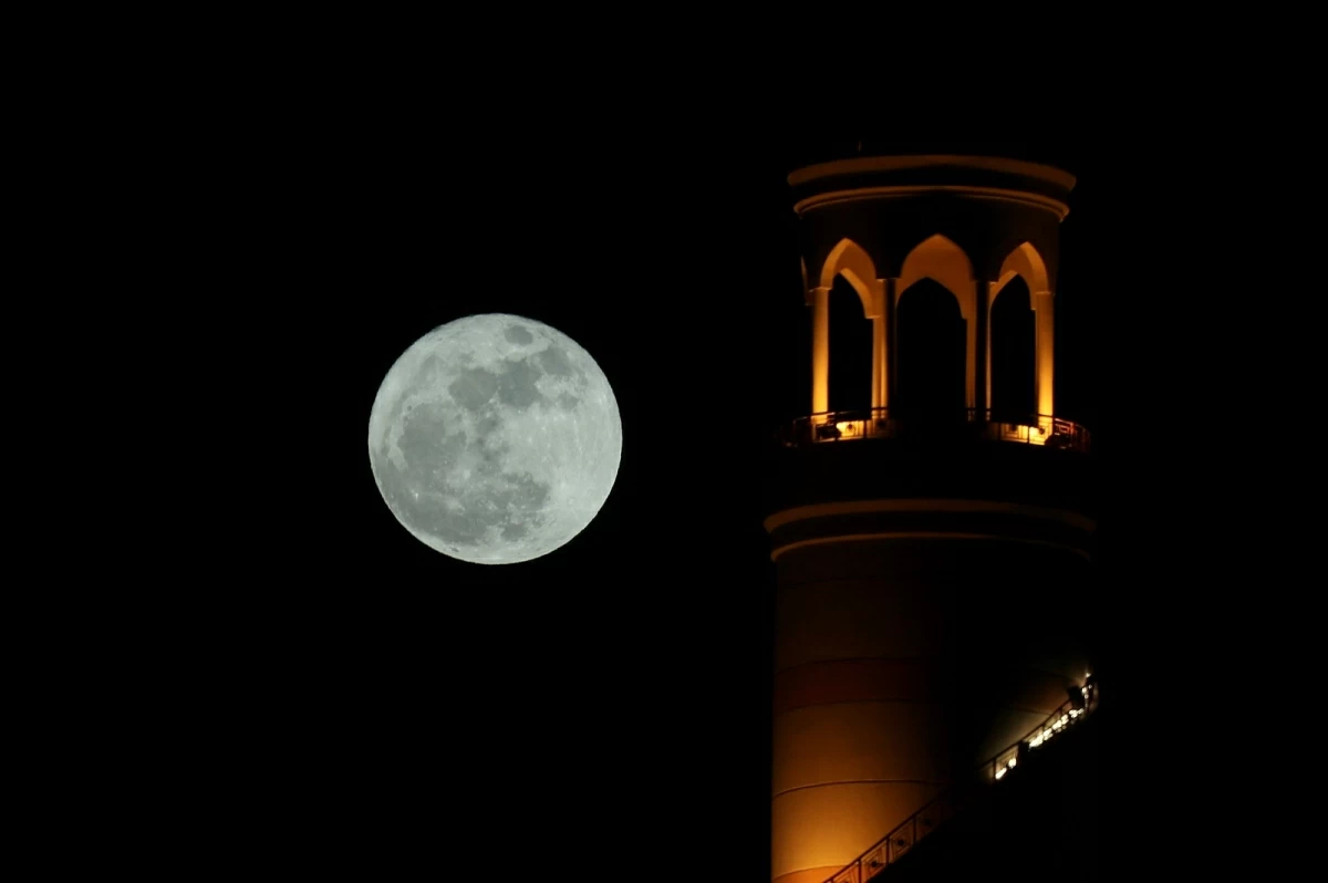 صوره – ظاهرة القمر الأزرق تزين سماء قطر.