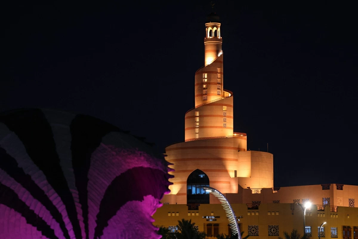 صوره – مسجد الفنار الواقع بالقرب من سوق واقف، يتلألأ بالأضواء في المساء.
