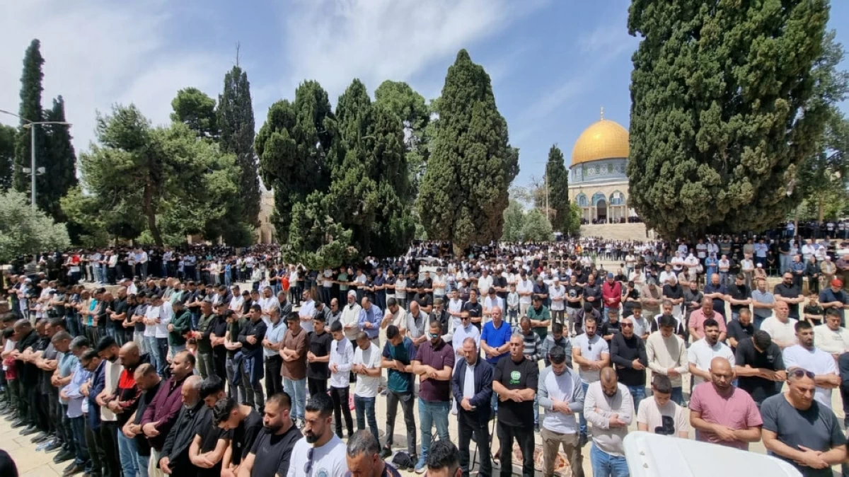 ونحو 65 ألف فلسطيني يؤدون صلاة الجمعة في المسجد الأقصى