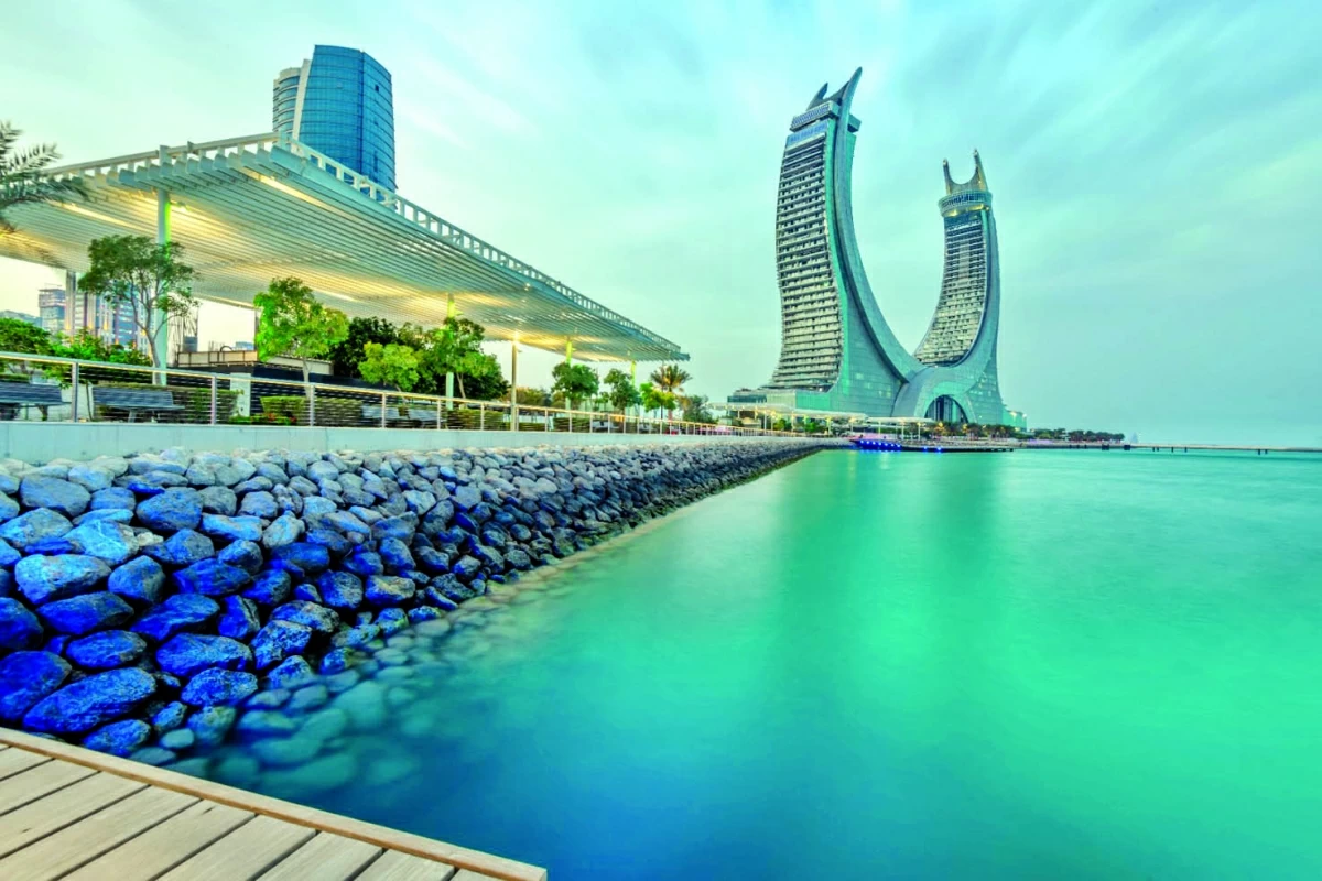 صوره – يقع فندق فيرمونت الدوحة في منطقة لوسيل، وهو تحفة معمارية تجمع بين التراث القطري والتصميم الحديث.