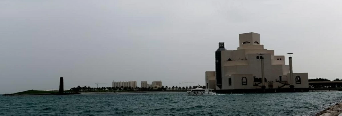 طقس حار نهارا على الساحل، مصحوبا بالغبار المعلق على البحر طقس حار نهارا على الساحل، مصحوبا بالغبار المعلق على البحر