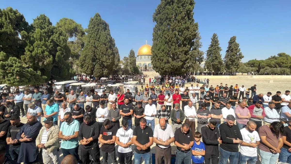 أكثر من 60 ألف فلسطيني يؤدون صلاة الجمعة في المسجد الأقصى أكثر من 60 ألف فلسطيني يؤدون صلاة الجمعة في المسجد الأقصى