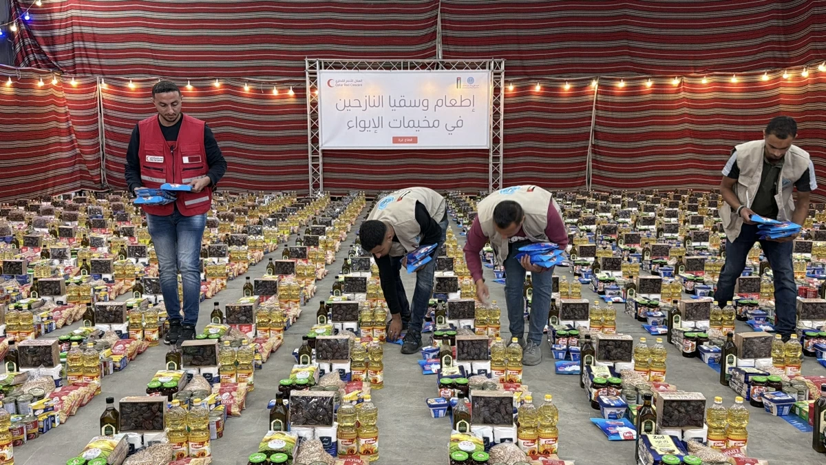 الهلال الأحمر القطري يوزع أكثر من 59 ألف سلة غذائية على الأسر النازحة في قطاع غزة