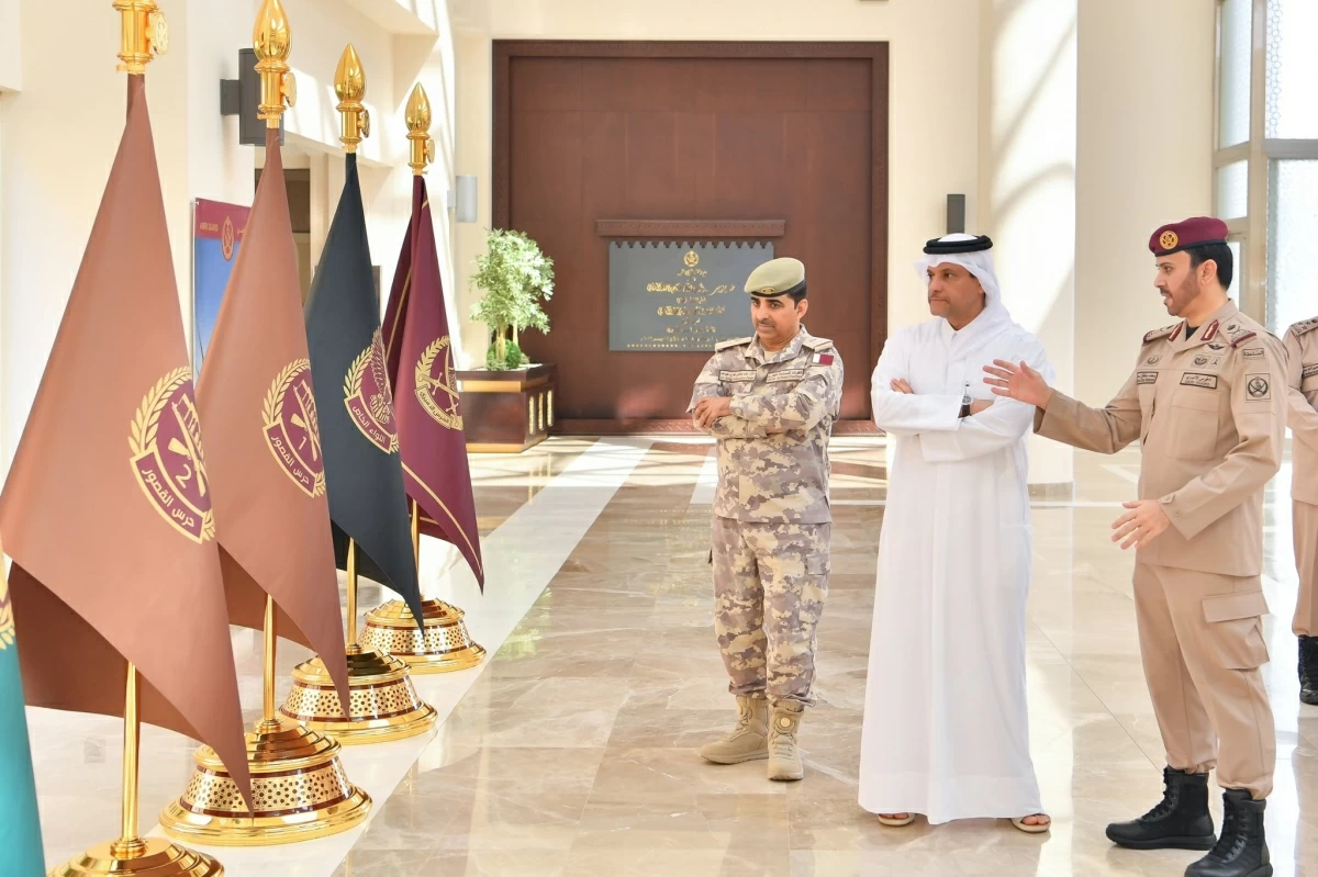 نائب رئيس مجلس الوزراء وزير الدولة لشؤون الدفاع يزور معسكر الحرس الأميري