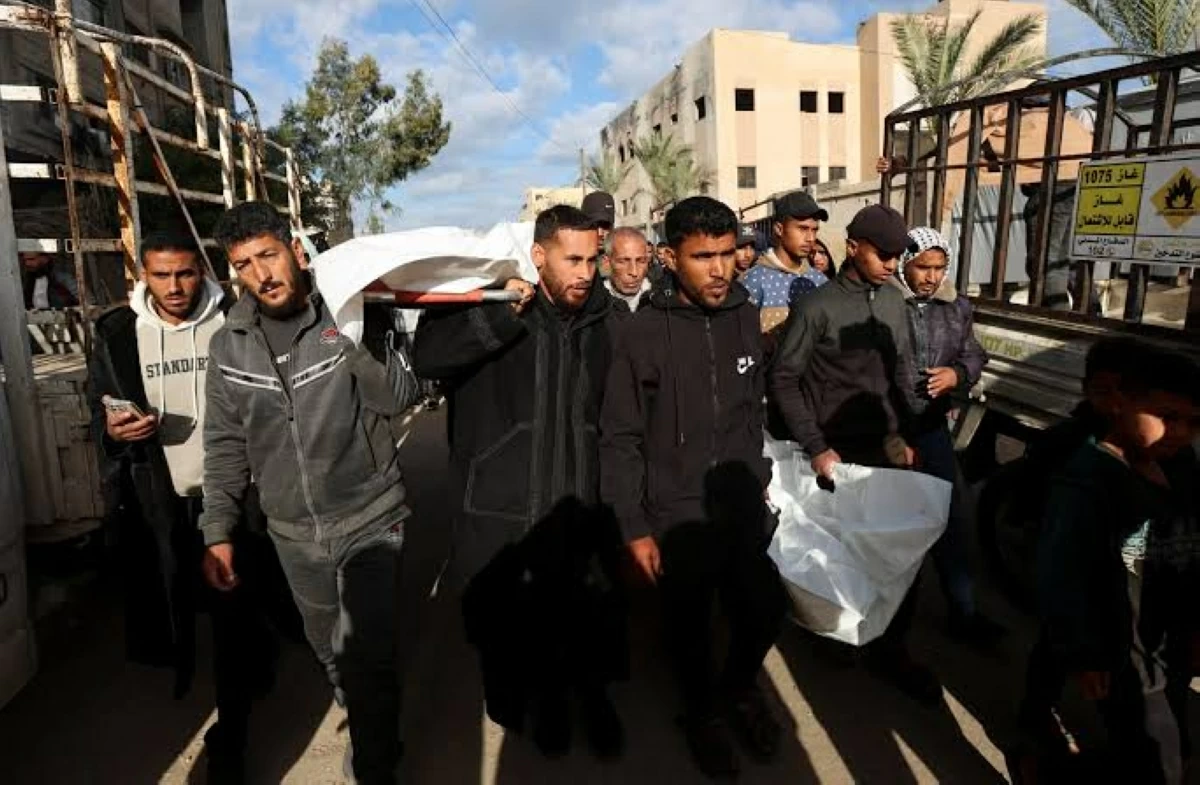 واستشهد ثلاثة فلسطينيين، بينهم قائد الشرطة، على معبر رفح جراء القصف الإسرائيلي
