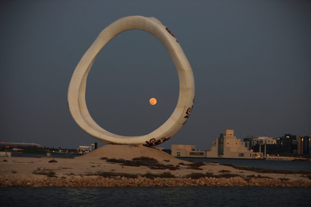 صوره – “القمر العملاق” يزين سماء الدوحة. (رويترز)