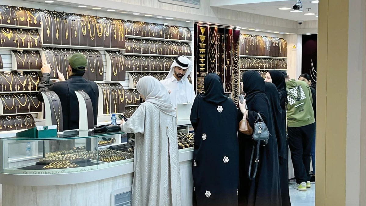 هدايا التخرج تنعش مبيعات الذهب