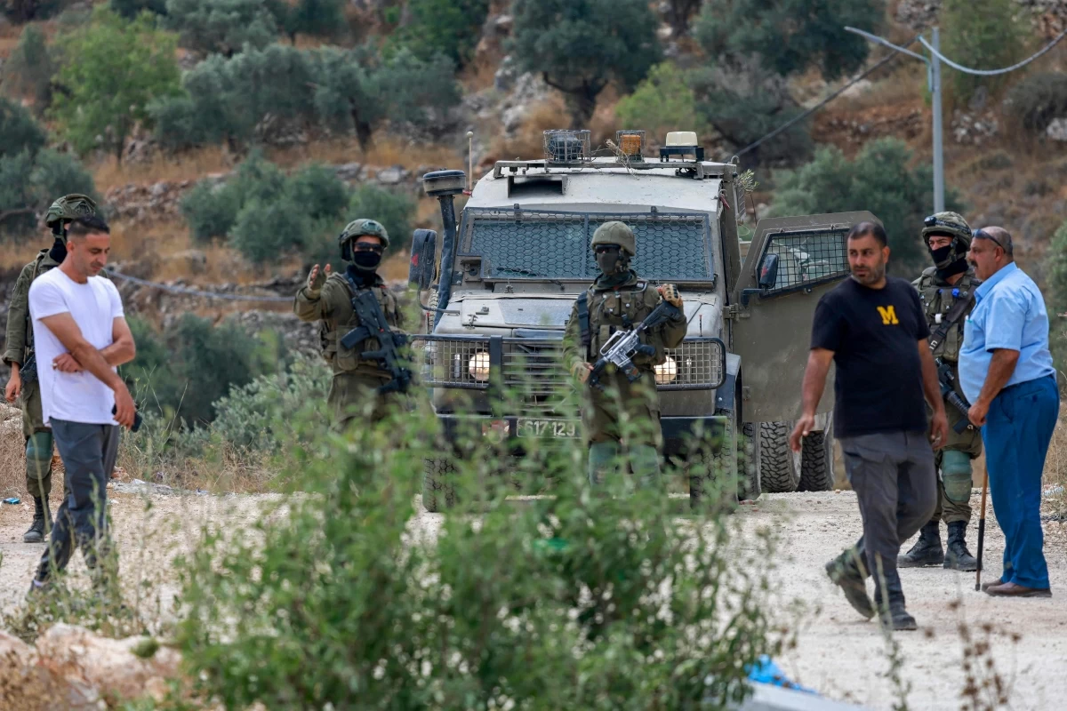 الاحتلال يعتقل فلسطينيا خلال مداهمات بالضفة الغربية الاحتلال يعتقل فلسطينيا خلال مداهمات بالضفة الغربية