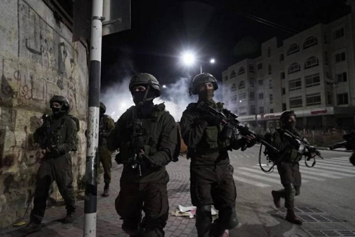 الاحتلال الإسرائيلي يعتقل 5 فلسطينيين ويقتحم مناطق في الضفة الغربية