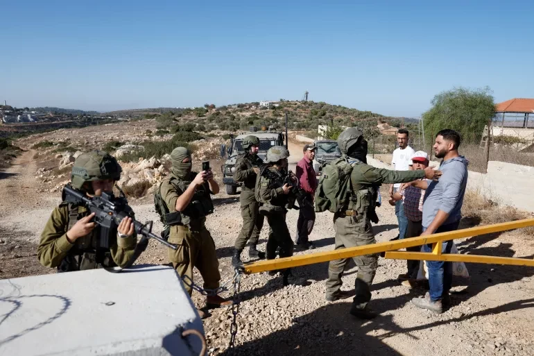 أصيب عدد من الفلسطينيين جراء اعتداءات قوات الاحتلال والمستوطنين في الضفة الغربية