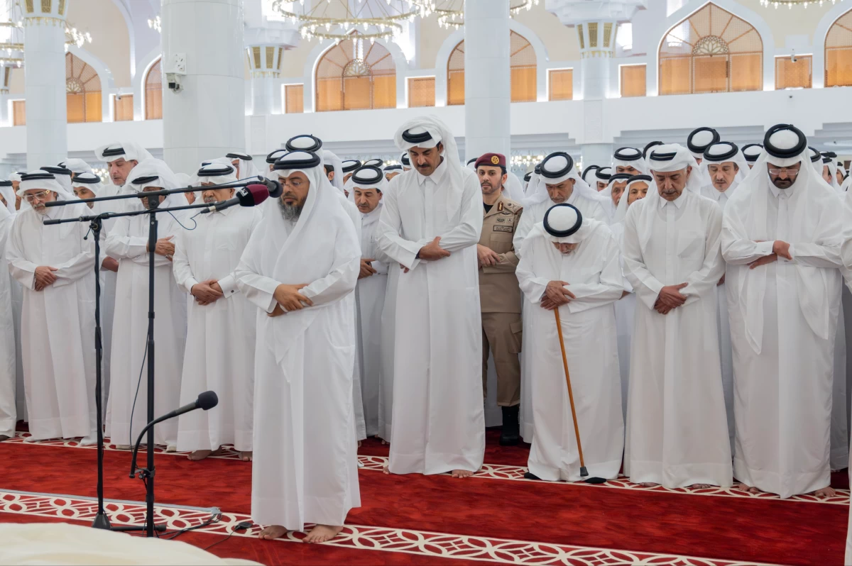 سمو الأمير يؤدي صلاة الجنازة على المغفور له سمو الأمير الوالد