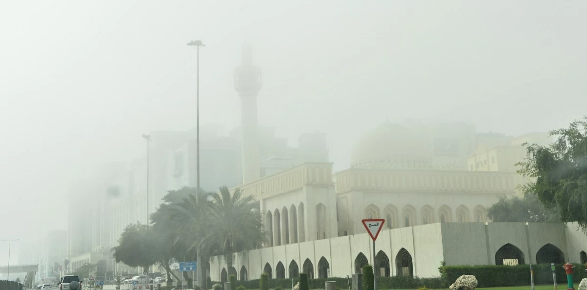 وتوقعت الأرصاد الجوية أن يكون الطقس حارا على الساحل، وتحذر من تدني مدى الرؤية الأفقية على بعض المناطق