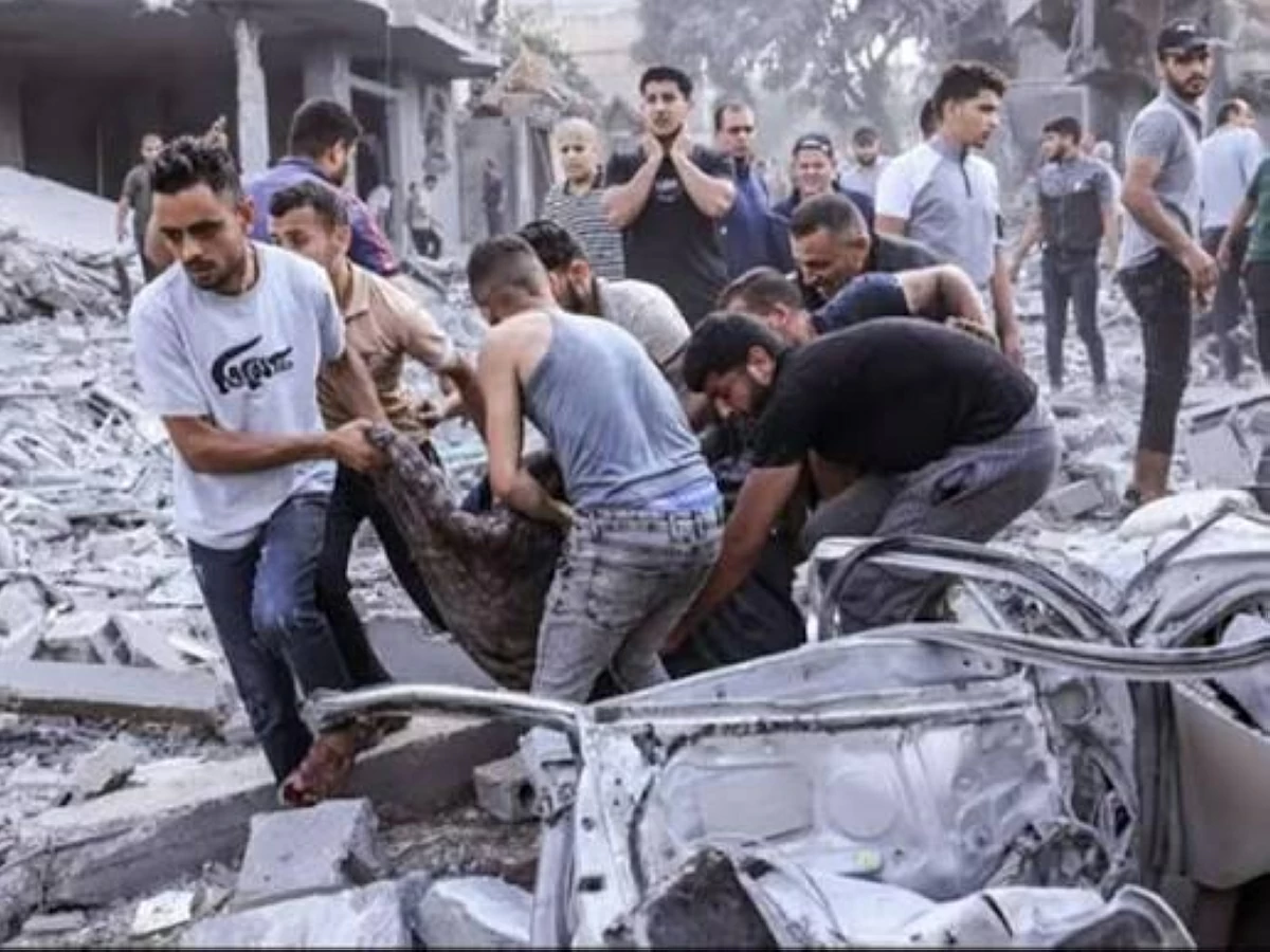 وتم انتشال جثتي شهيدين من حي الزيتون شرق مدينة غزة وتم انتشال جثتي شهيدين من حي الزيتون شرق مدينة غزة