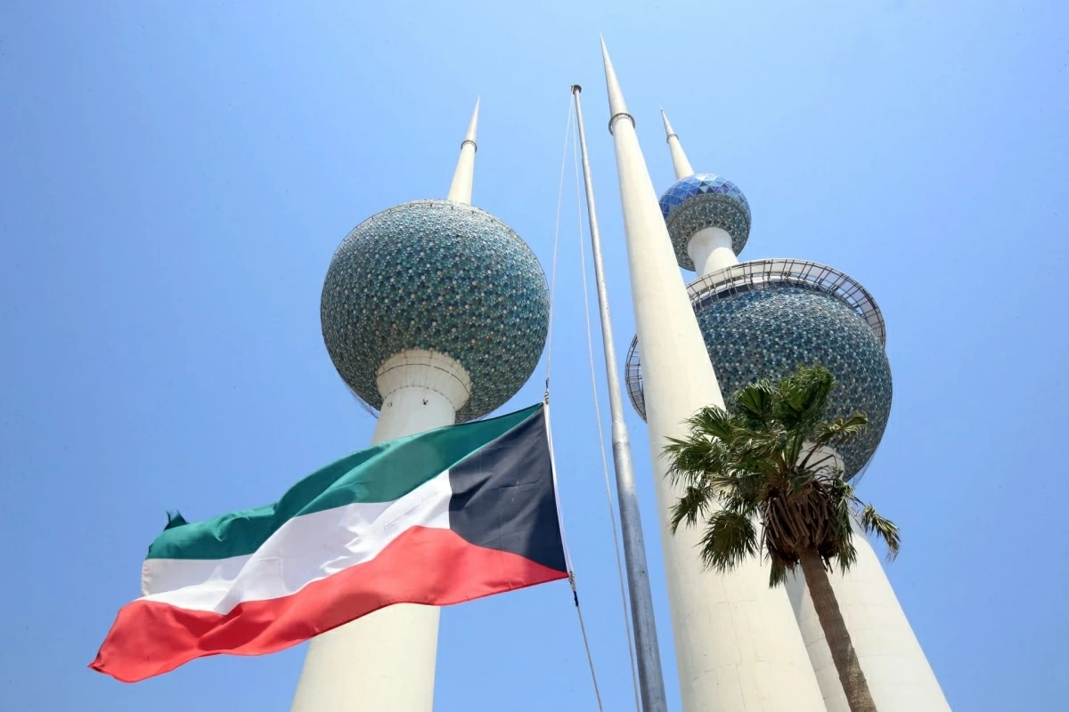 وتتصدى الدفاعات الجوية الكويتية حاليا للهجمات الصاروخية والطائرات المسيرة الإيرانية