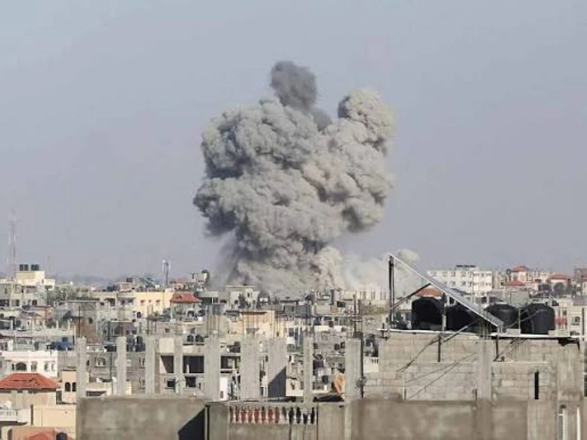 استشهد 3 فلسطينيين وأصيب آخرون جراء غارات الاحتلال المستمرة على قطاع غزة استشهد 3 فلسطينيين وأصيب آخرون جراء غارات الاحتلال المستمرة على قطاع غزة